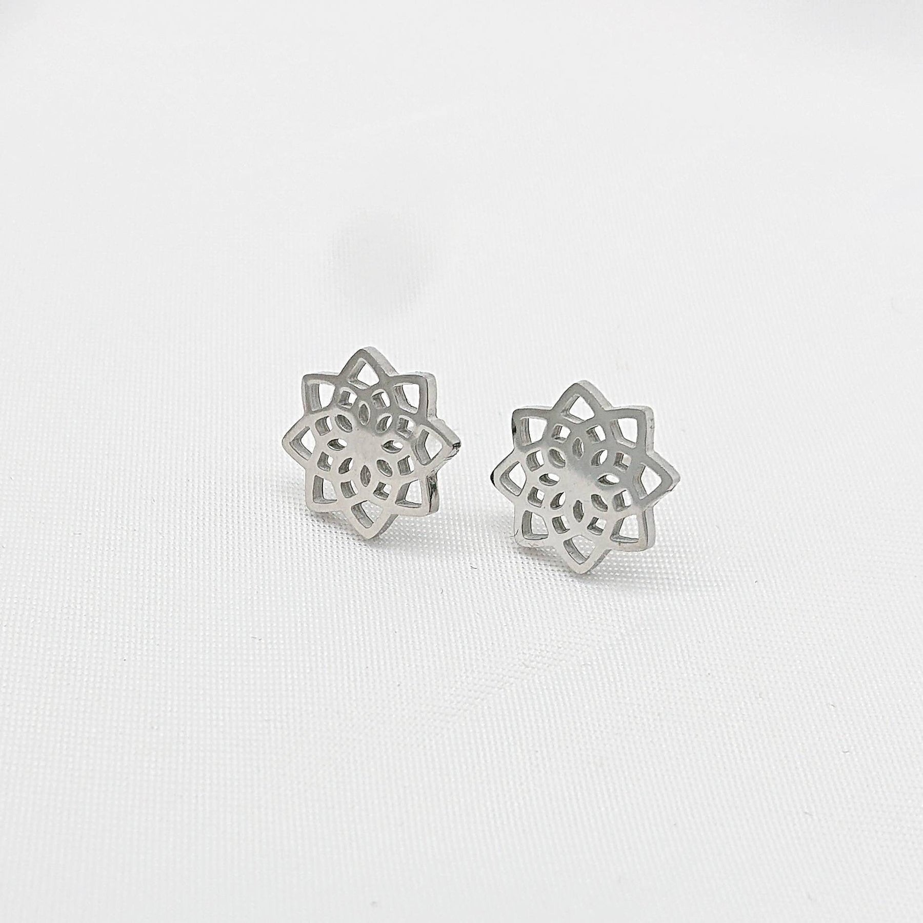 Ohrstecker, Ohrringe, Edelstahl, Silber, Mandala, Blume, Schmuck, Geschenkidee, Geschenk, geometrisch, minimalistisch